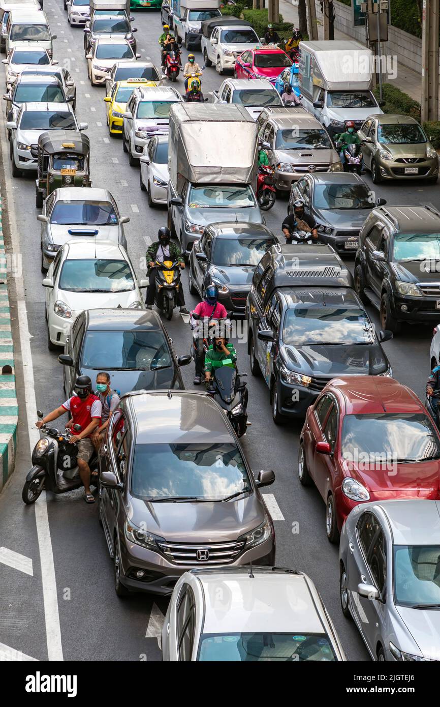 Vehículos en atasco de tráfico, Sathorn, Bangkok, Tailandia Foto de stock