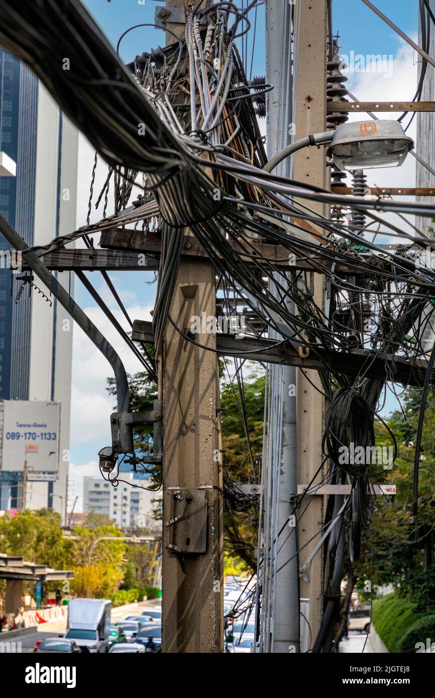 Contaminación aérea por cable, Sathorn, Bangkok, Tailandia Foto de stock