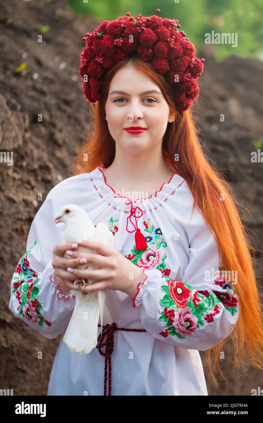 Una bella mujer ucraniana con un vestido bordado nacional ucraniano con una  paloma blanca en sus manos, símbolo de la paz en Ucrania Fotografía de  stock - Alamy