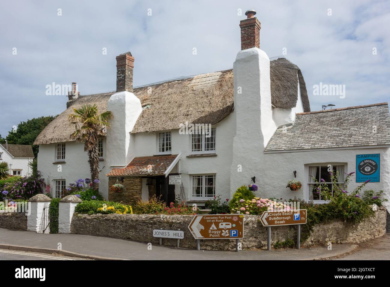 Inglaterra, Devon, pueblo de Croyde, casa con techo de paja Foto de stock