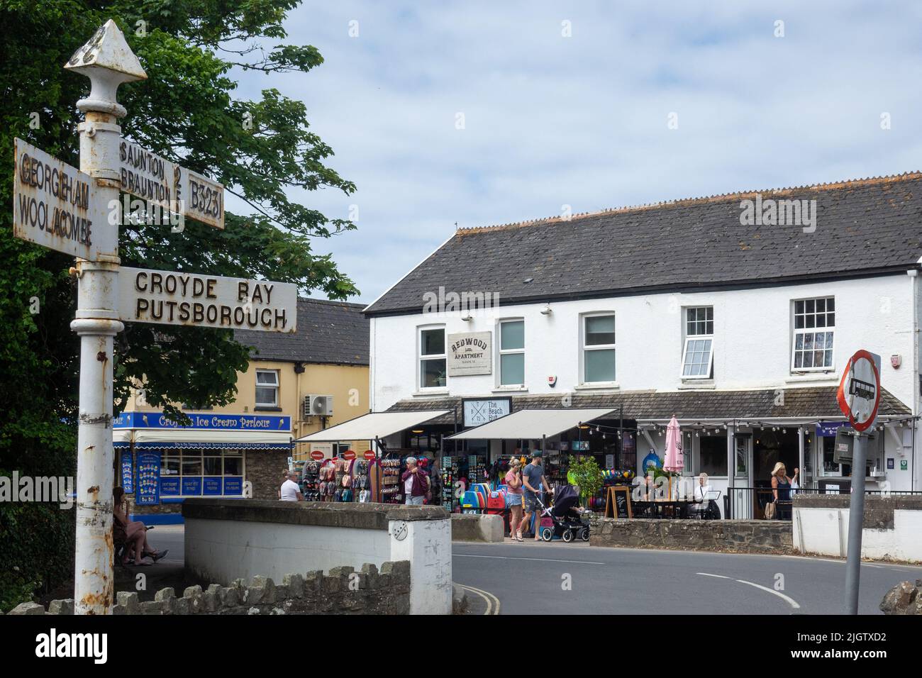 Inglaterra, Devon, tiendas del pueblo de Croyde Foto de stock