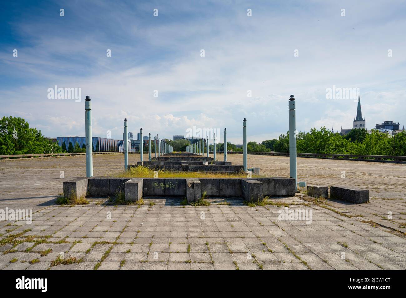 Tallin, Estonia. Julio 2022. Vista de Linnahall, una estructura arquitectónica de la era soviética construida para los XXII Juegos Olímpicos de Moscú que en ese momento se llamaba Foto de stock