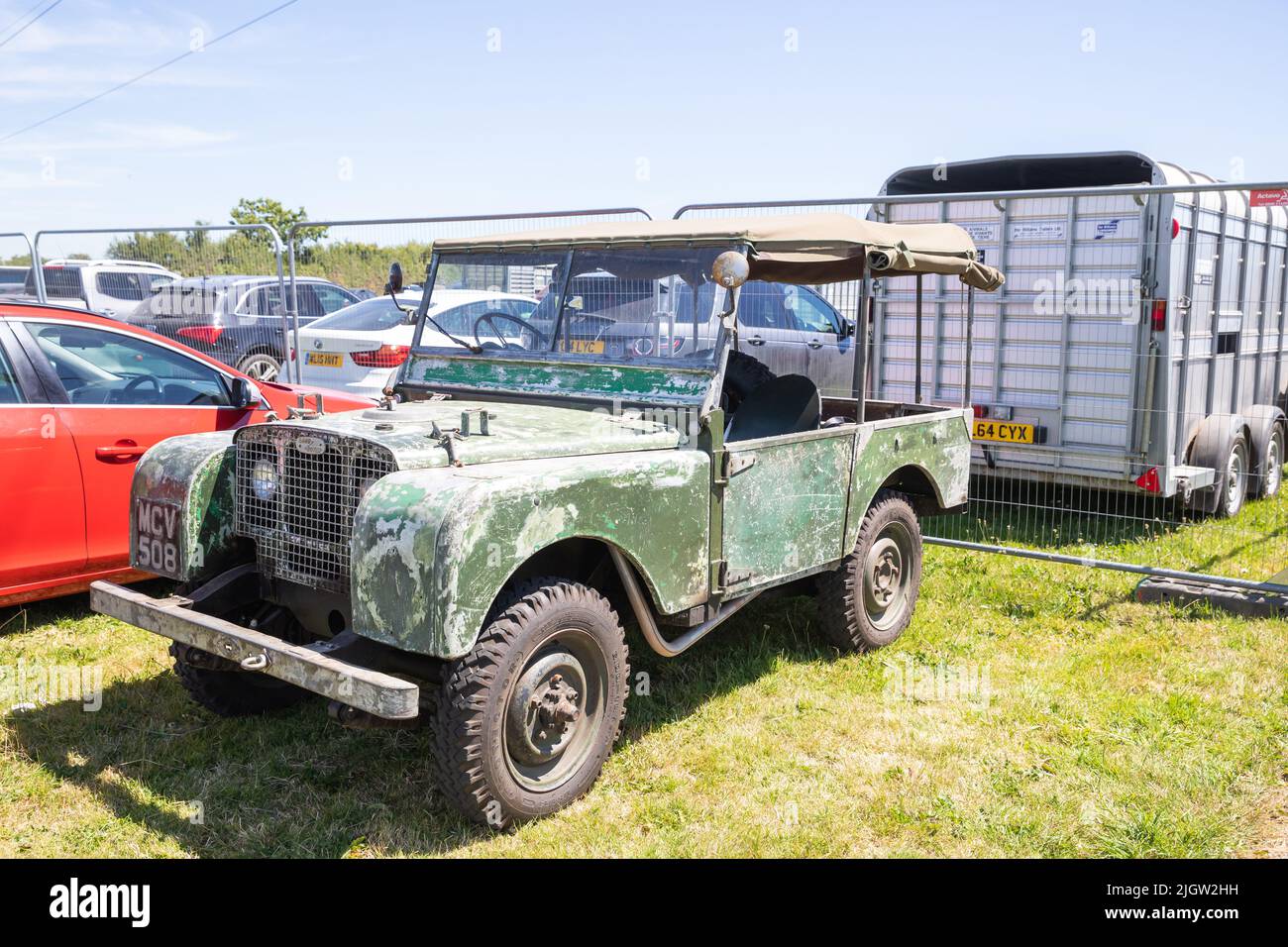 Viejo jeep abierto estacionado en Stithians Show en un día soleado y caluroso Foto de stock