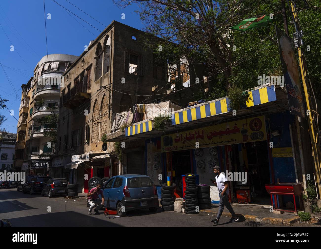 Garaje cerca de un antiguo edificio histórico en la ciudad, provincia de Beirut, Beirut, Líbano Foto de stock