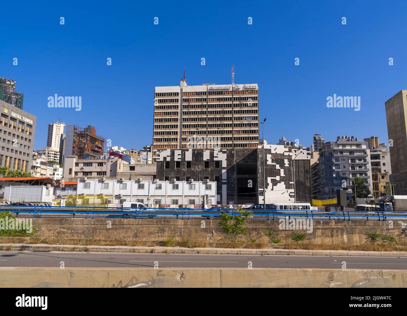 Edificio Electricite du Liban después de la explosión del puerto, provincia de Beirut, Beirut, Líbano Foto de stock