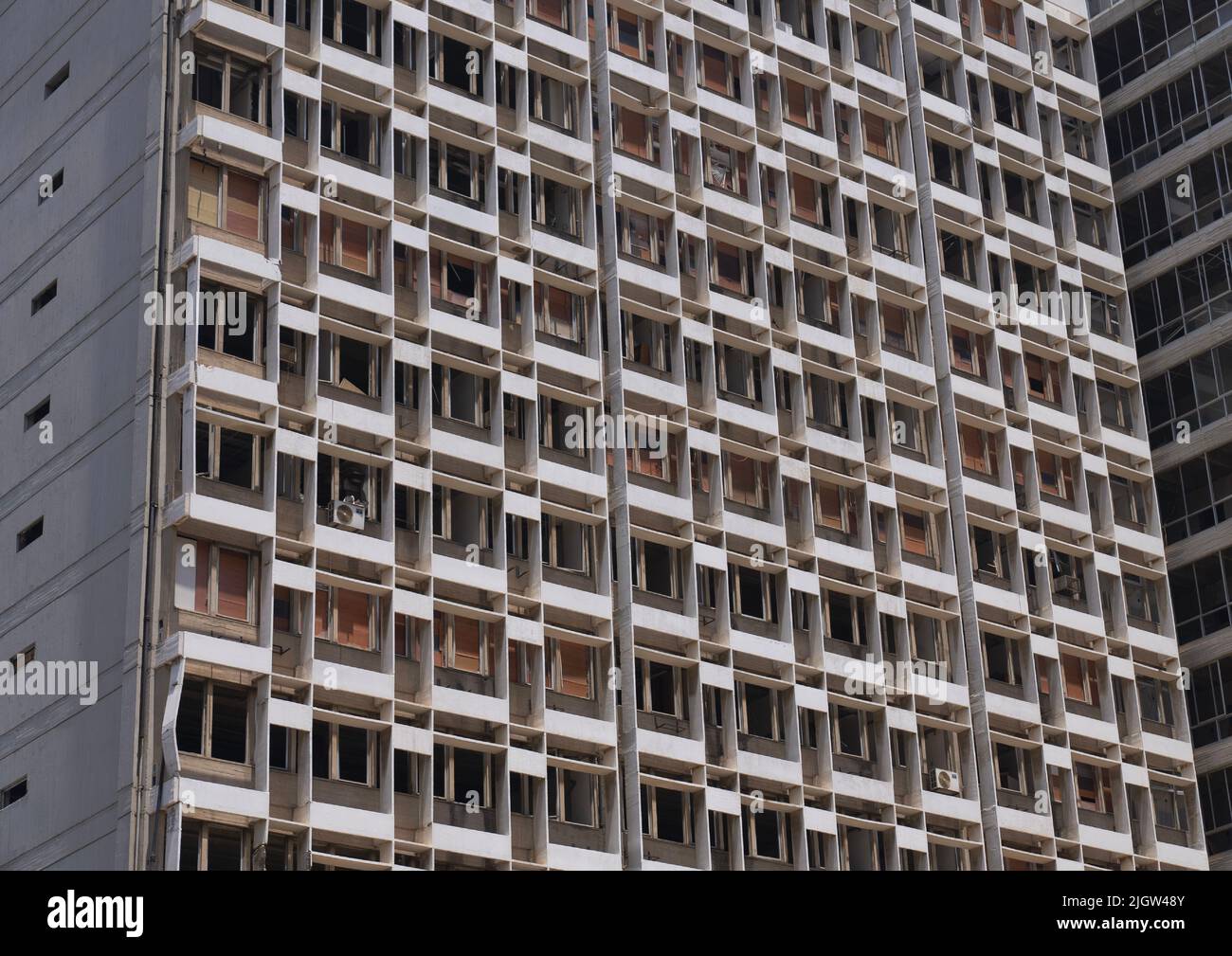 Fachada del edificio electricite du Liban después de la explosión del puerto, provincia de Beirut, Beirut, Líbano Foto de stock