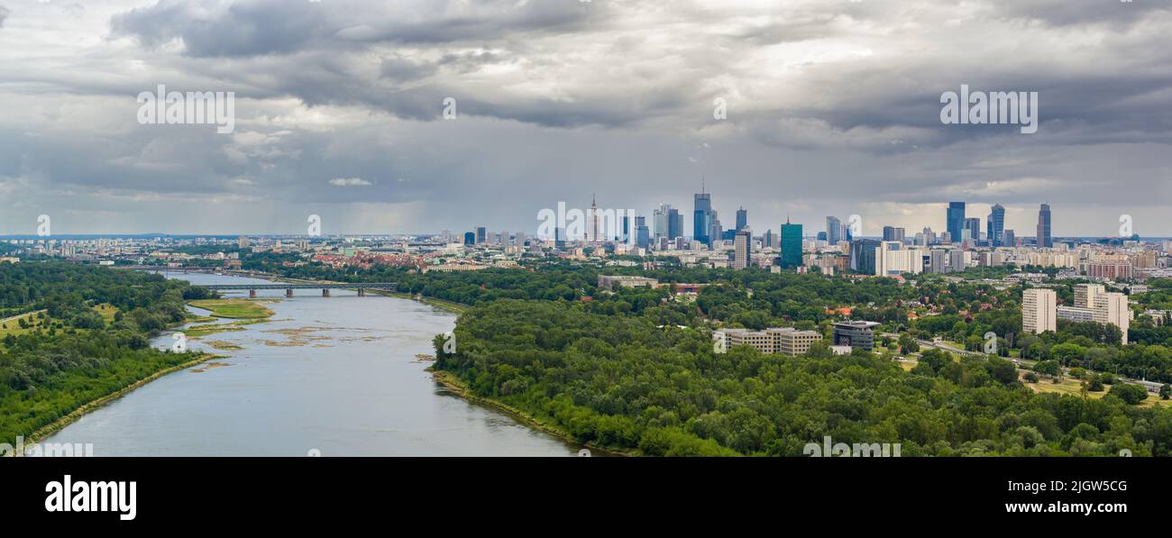 Cielo Moody sobre el horizonte distante del centro de la ciudad de Varsovia y el paisaje aéreo del río Vístula Foto de stock