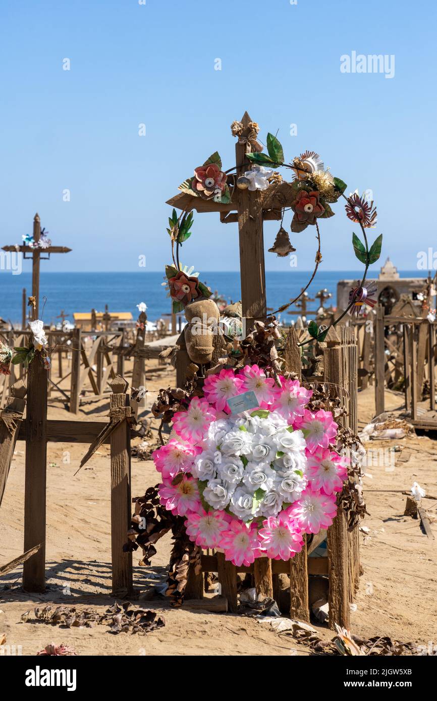 Un antiguo cementerio en las ruinas de Gatico, un pueblo minero y