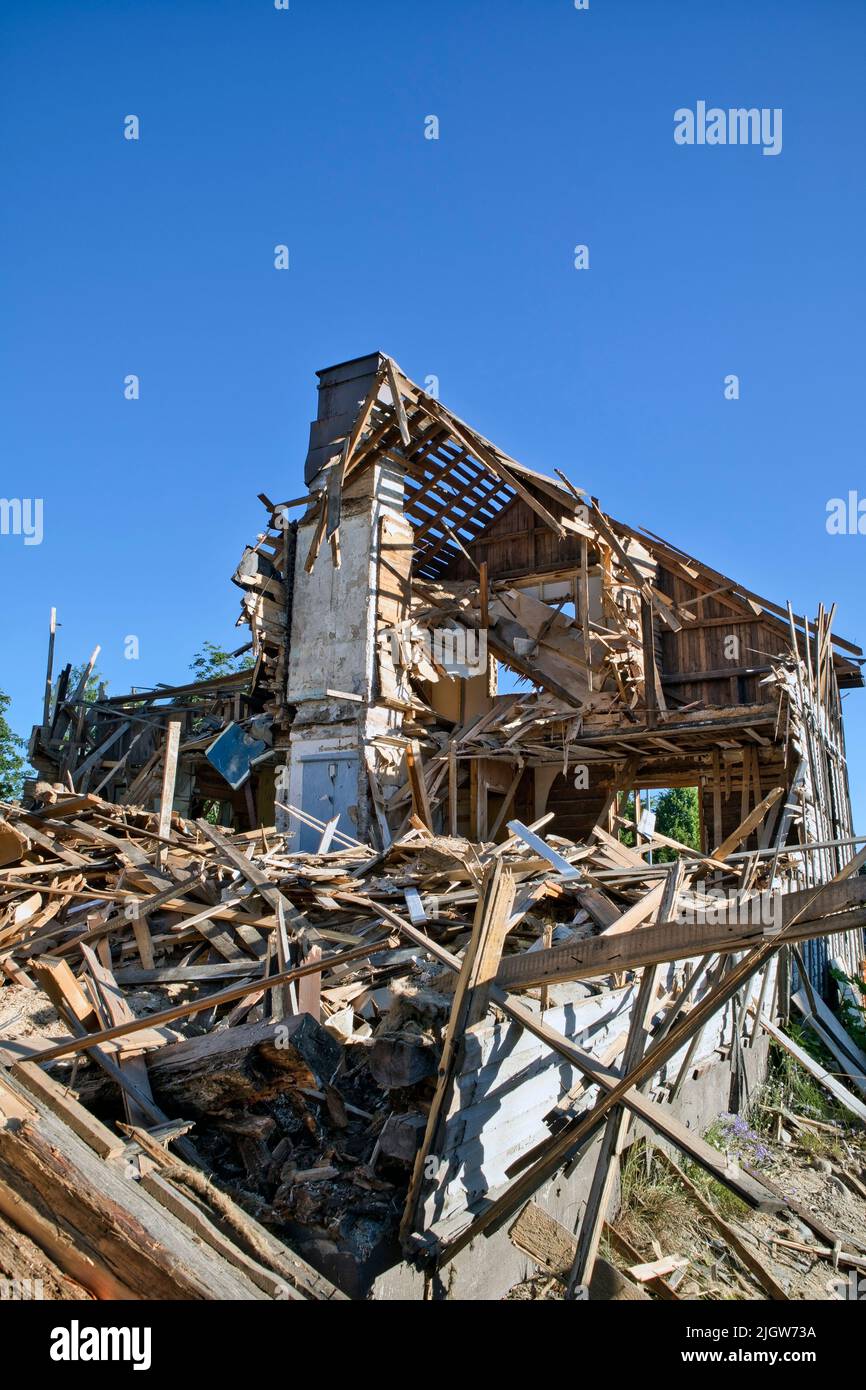 Demolición de una antigua casa de madera Foto de stock