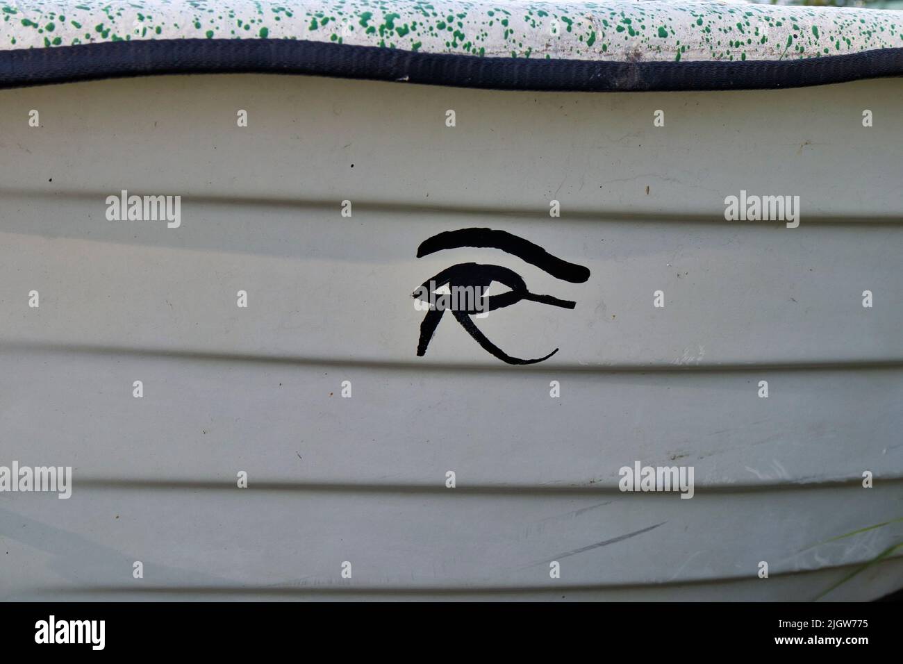 Ojo de Horus pintado sobre una proa de un pequeño barco Foto de stock