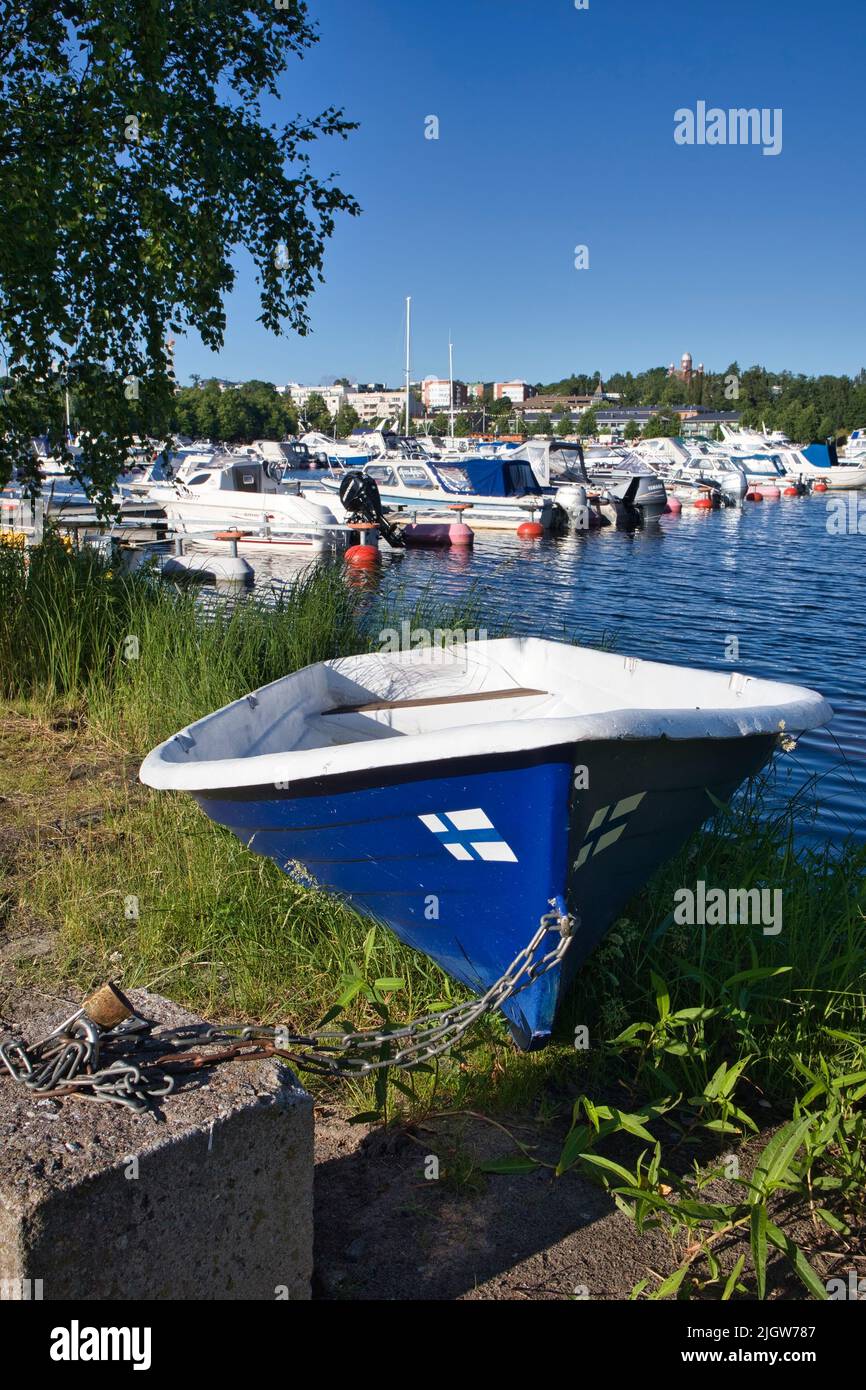 Bandera finlandesa pintada en una proa de un pequeño barco Foto de stock