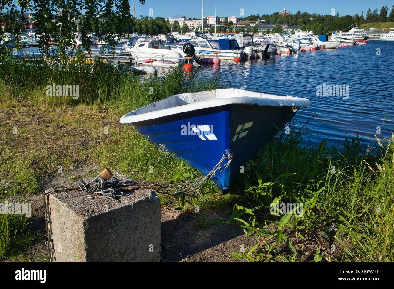 Bandera finlandesa pintada en una proa de un pequeño barco Foto de stock