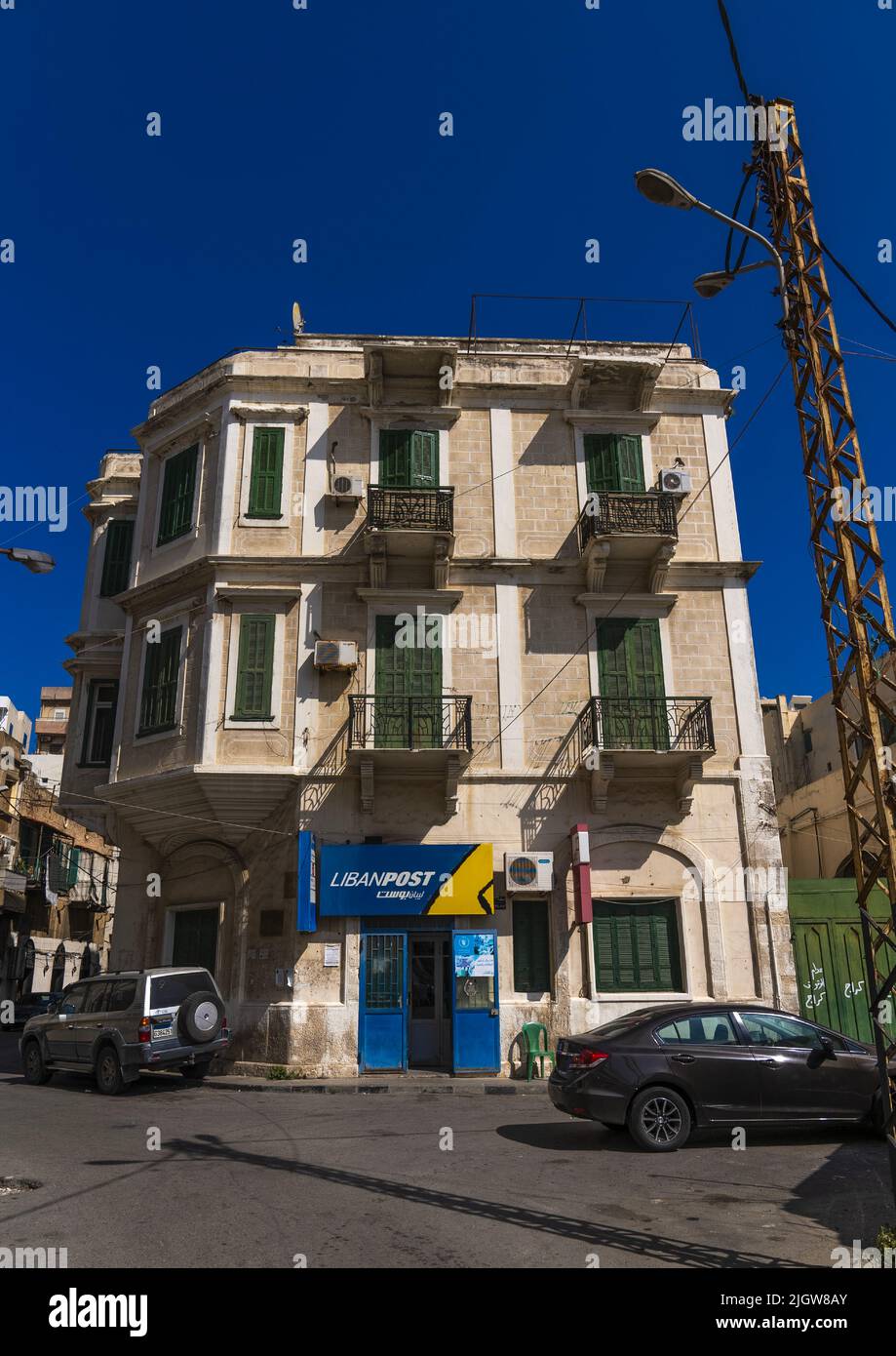 La tienda Libanpost está en un antiguo edificio histórico en El Mina, Gobernación Norte, Trípoli, Líbano Foto de stock