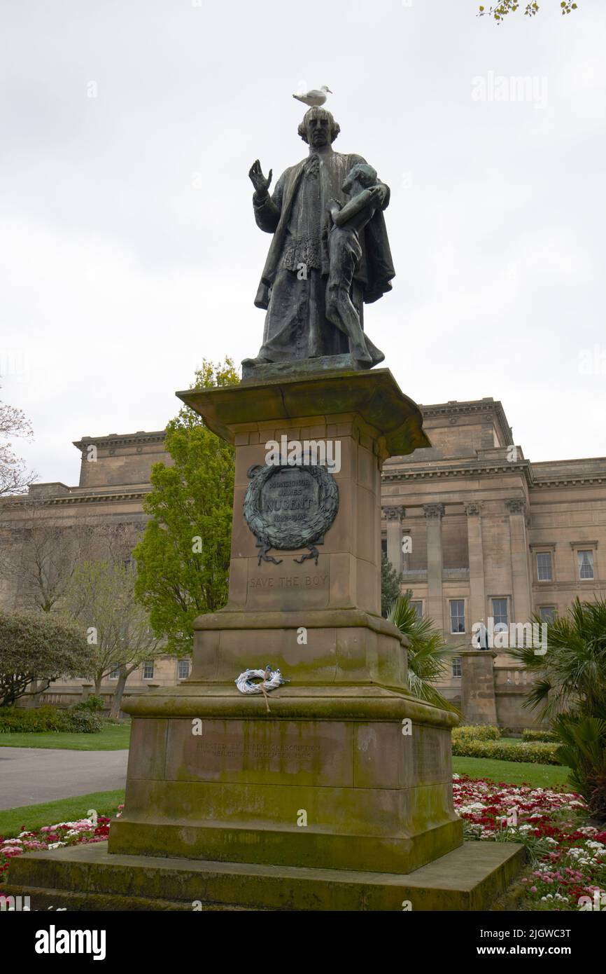 Monumento y estatua a monseñor james nugent fundador de escuelas y orfanatos St Johns Gardens liverpool inglaterra reino unido Foto de stock