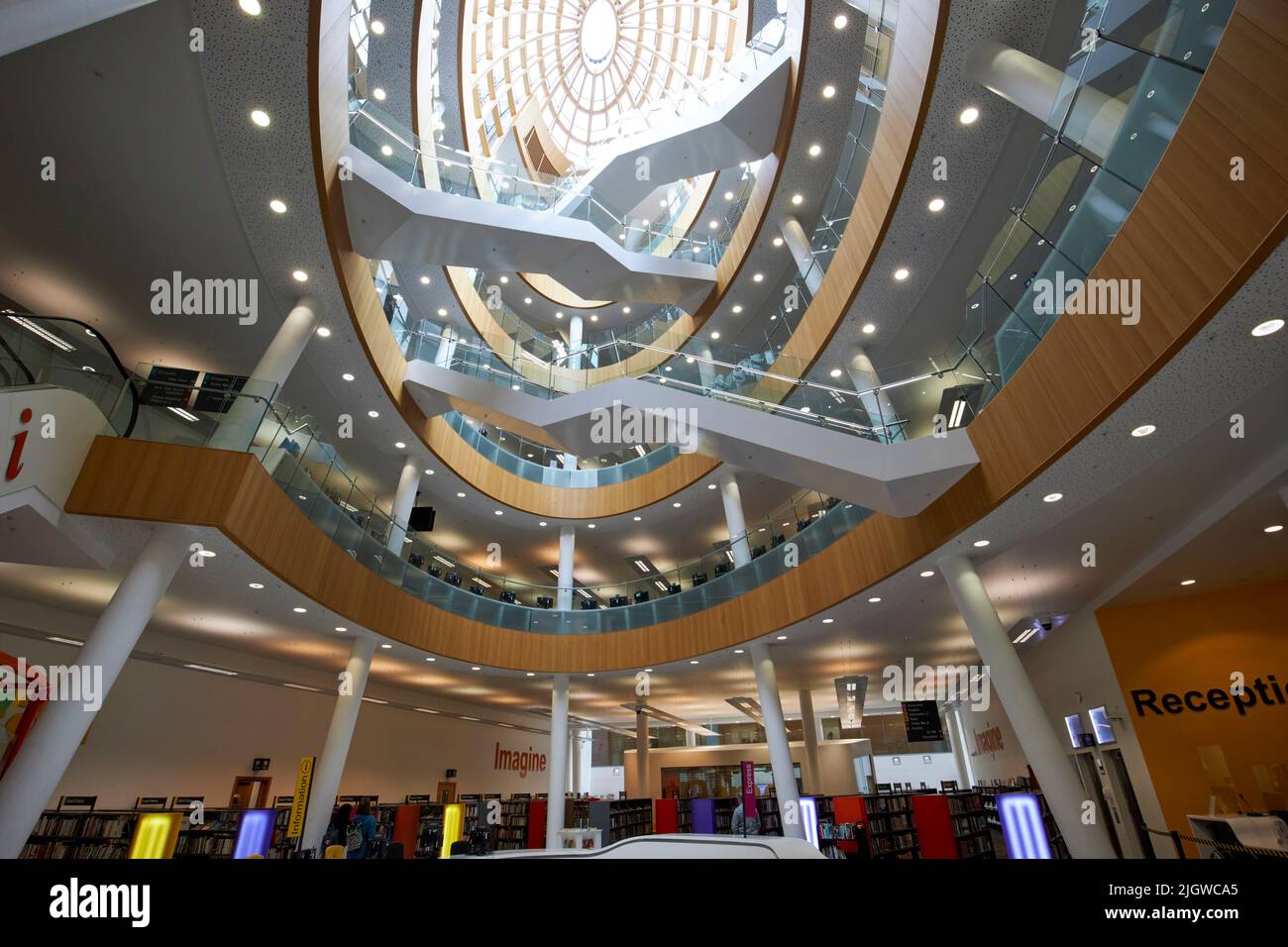 Interior del atrio central de Liverpool Central Library merseyside england uk Foto de stock