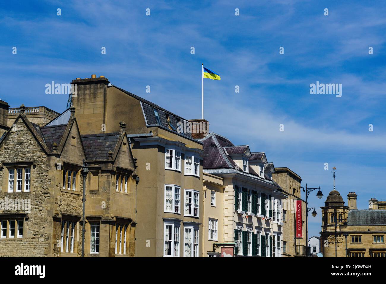 La bandera de Ucrania vuela como un gesto de apoyo, sobre los edificios gs en Broad Street, Oxford, Reino Unido. Foto de stock