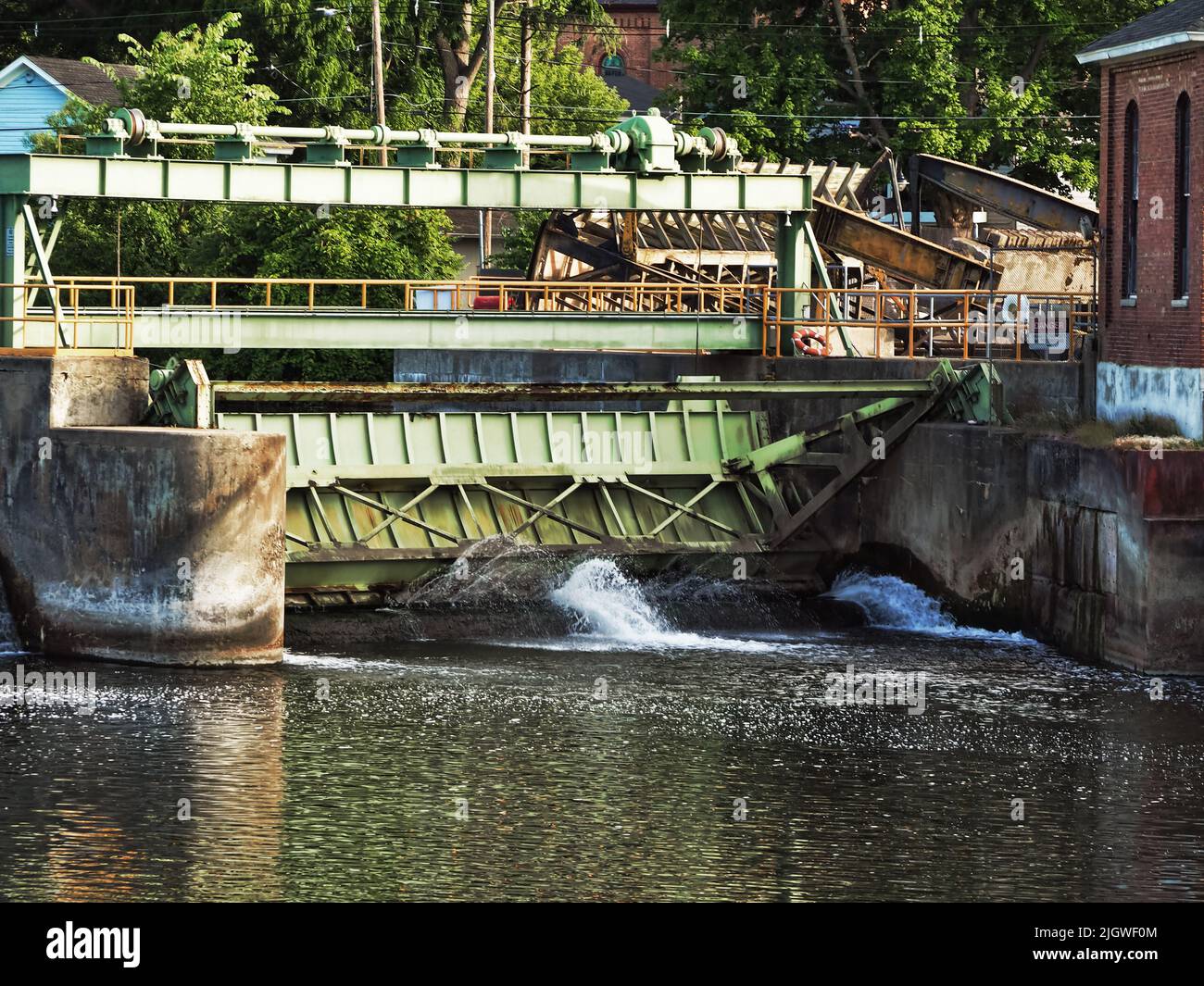 Represa generadora de energía en el río Seneca en Baldwinsville, Nueva York Foto de stock