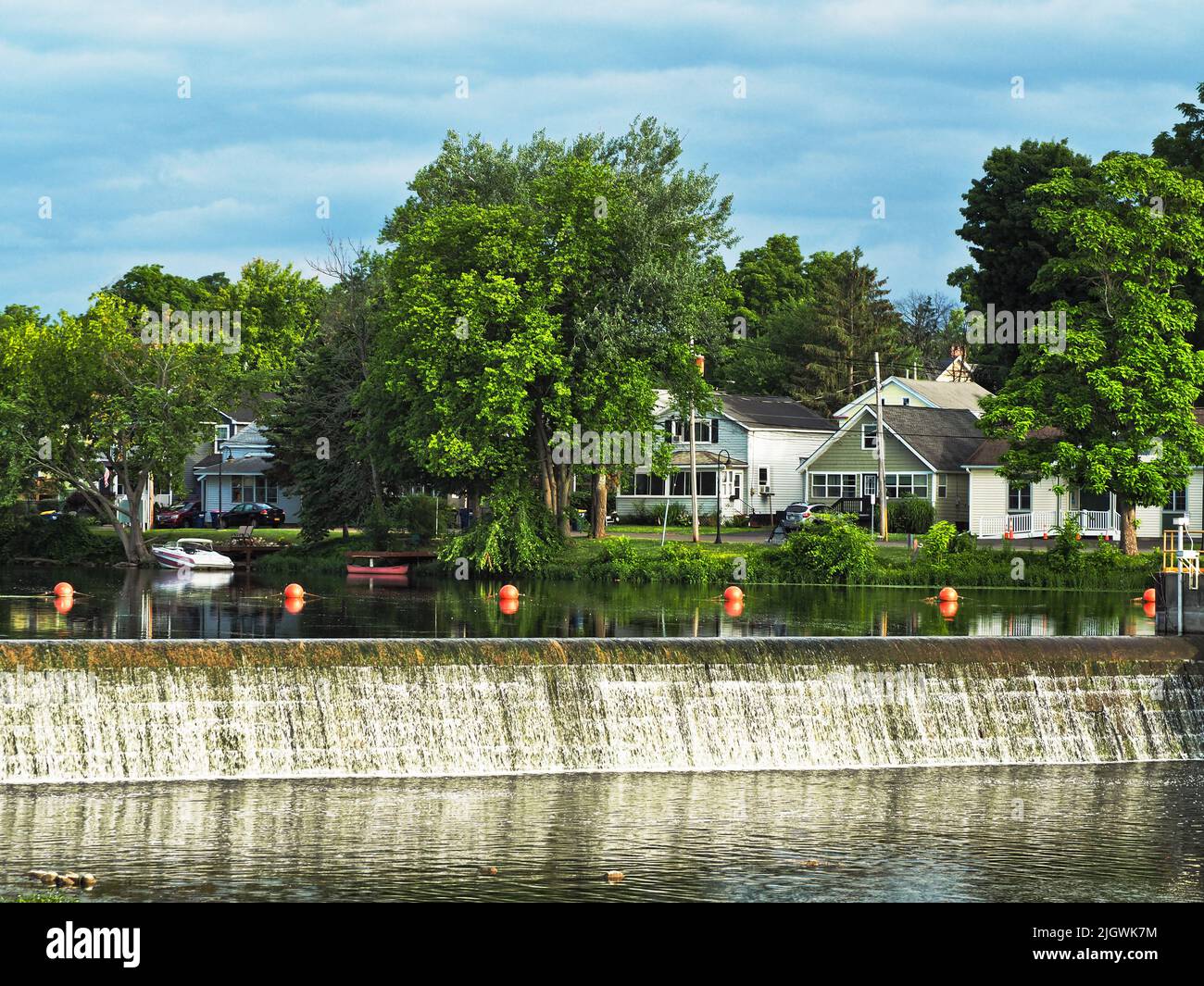 Vista de la presa en el río Seneca en el pequeño pueblo de Baldwinsville, Nueva York Foto de stock