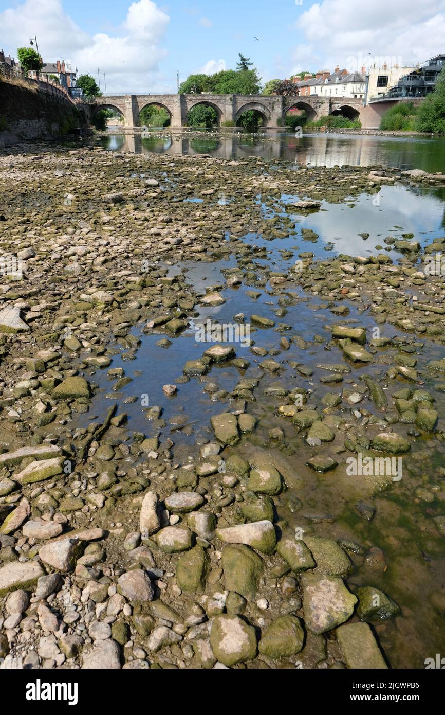 Río Wye, Hereford, Herefordshire, Reino Unido – Miércoles 13th de Julio de 2022 – El nivel del río Wye, al pasar por la ciudad de Hereford, es parte del lecho del río con una exposición muy baja. El indicador de nivel del río de la Agencia del Medio Ambiente en la ciudad registró un valor de menos de 10cm en la actualidad. La temperatura del agua del río se registró ayer a las 20C, lo que supone una amenaza para los peces en el río. El pronóstico del tiempo local no muestra lluvia en la próxima semana durante una racha seca y caliente prolongada. Foto Steven May / Alamy Live News Foto de stock
