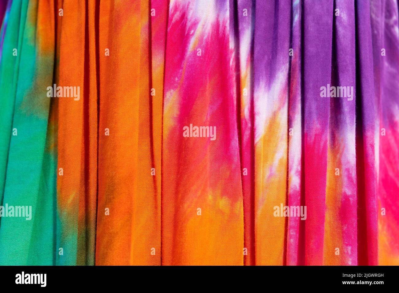 Pareos de varios colores en exhibición al aire libre en una tienda de mujeres en México Foto de stock