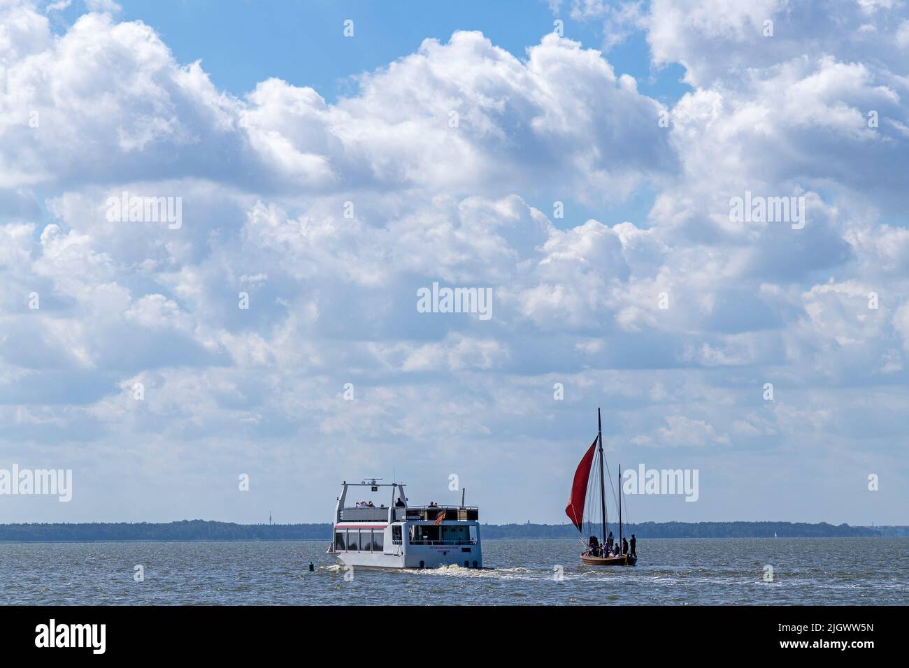 Barco de excursión, Zeesboot, Wustrow, Mecklemburgo-Pomerania Occidental, Alemania Foto de stock