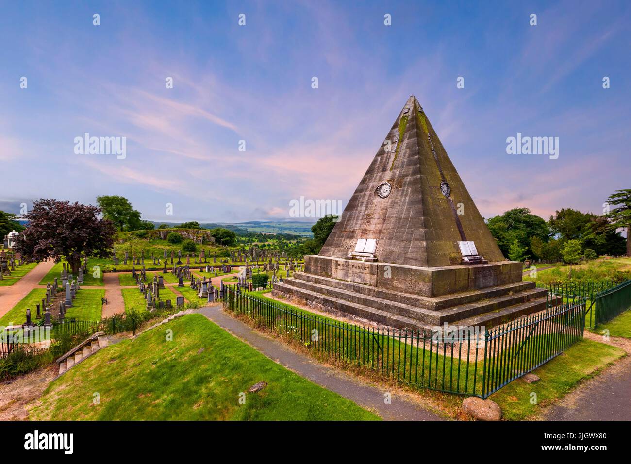 La Pirámide de las Estrellas cerca del Castillo de Stirling, Escocia, Reino Unido. La Pirámide de las Estrellas construida en 1863 por William Drummond. Foto de stock