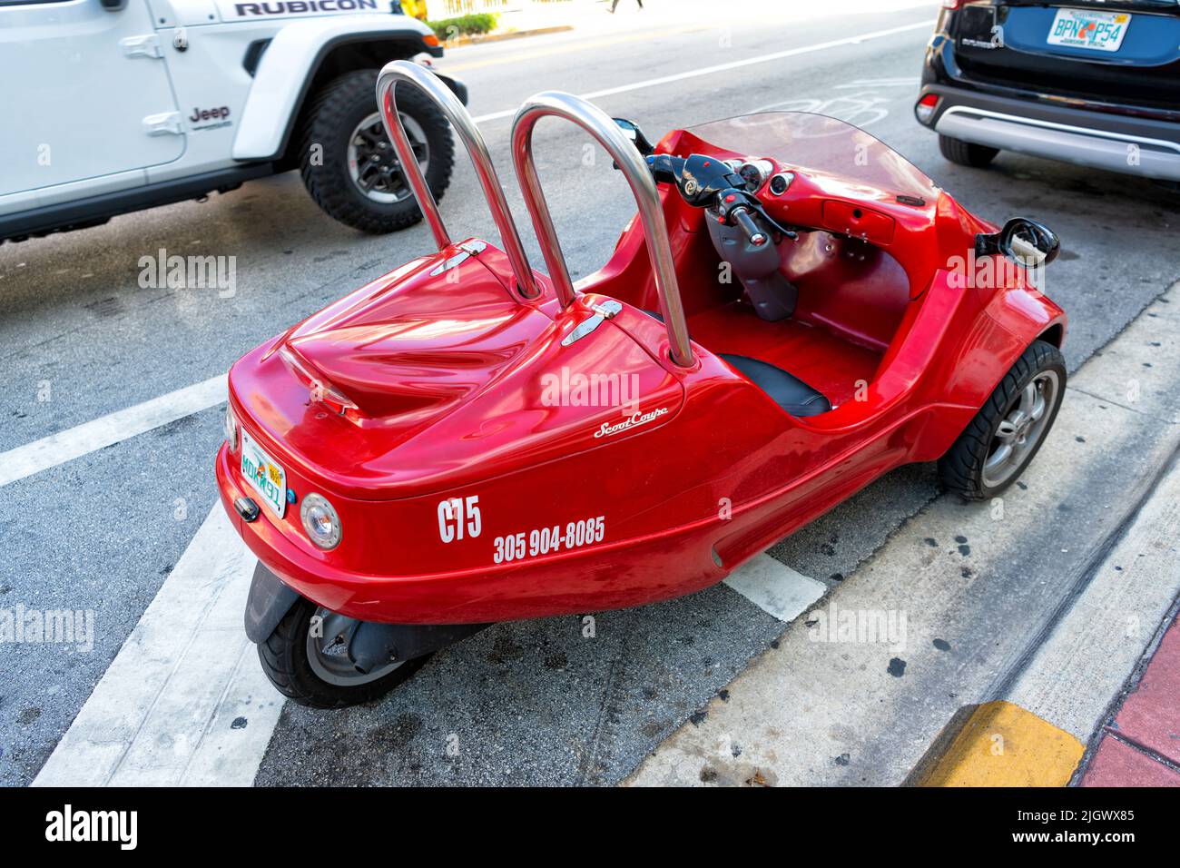Miami Beach, Florida EE.UU. - 14 de abril de 2021: Ciclomotor red Scootcoupé, vista trasera. Foto de stock