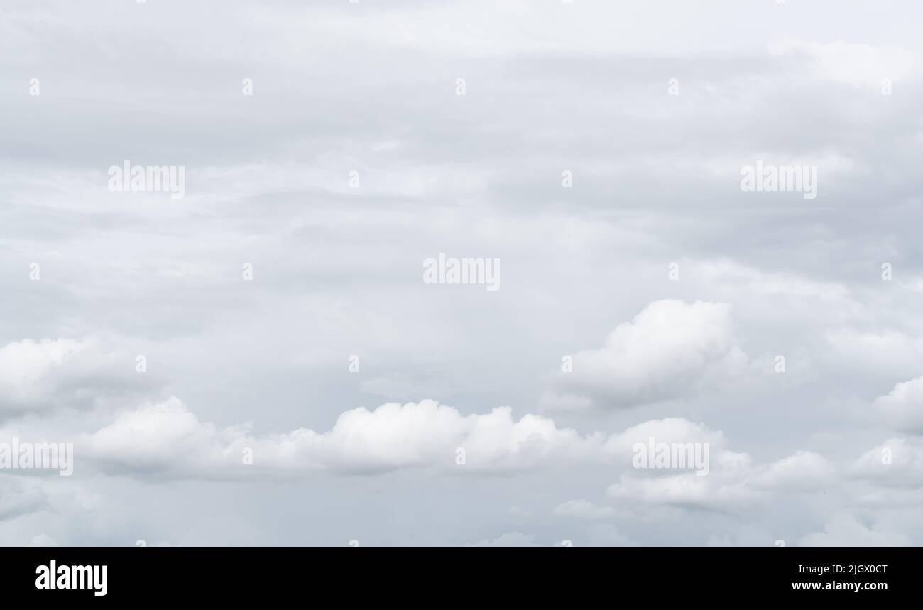 Nubes de cúmulos blancos sobre fondo de textura gris del cielo. Marco completo de fondo nublado. Cielo nublado. Belleza en la naturaleza. Nubes blancas y esponjosas. Naturaleza Foto de stock