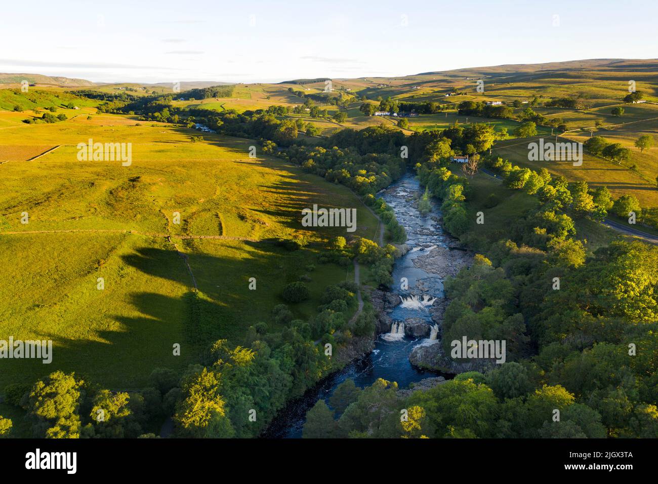 Los Tees del río que fluye sobre la fuerza baja en verano, Bowlees, Teesdale, condado de Durham, Reino Unido Foto de stock