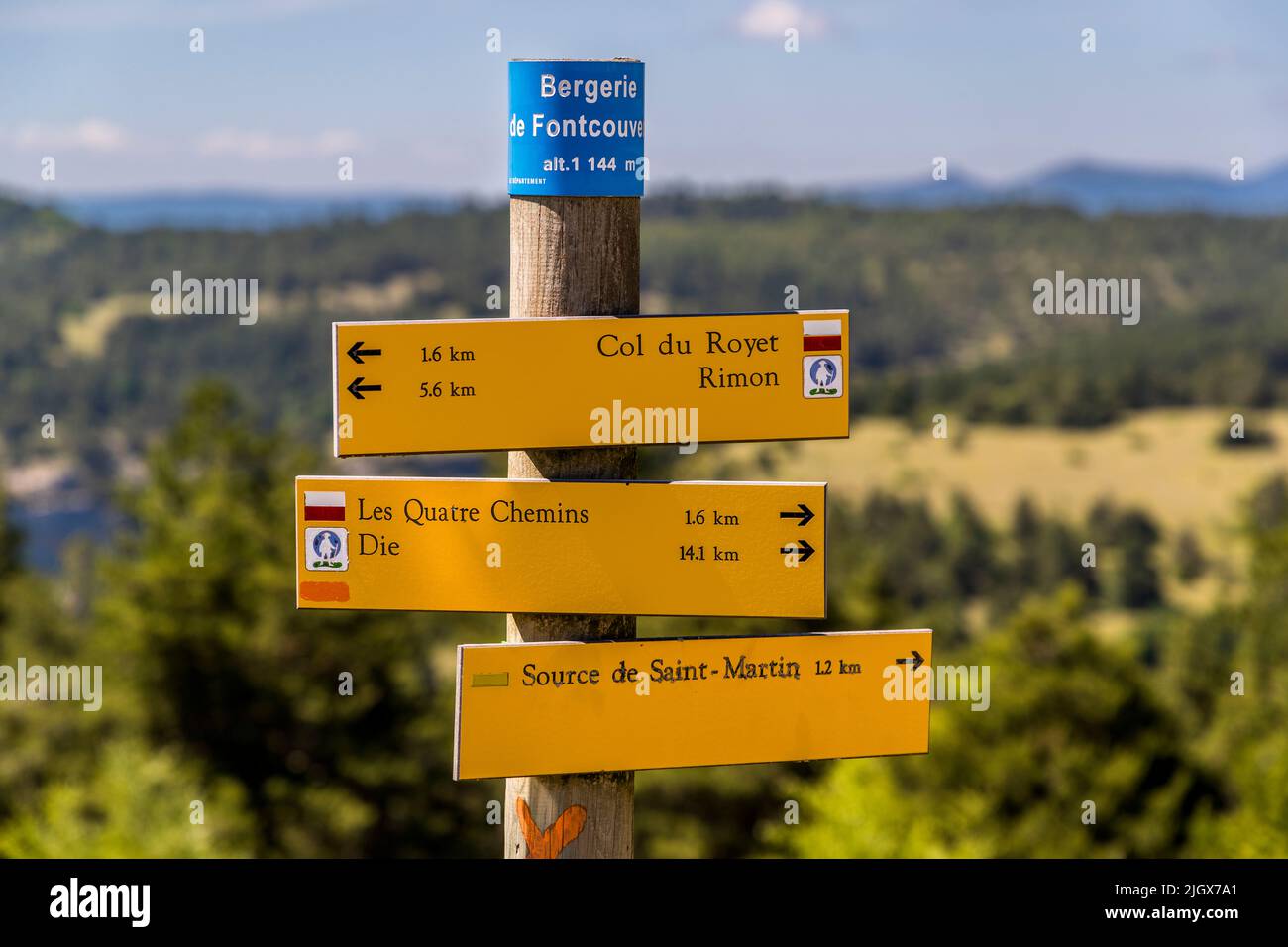 Signo de senderismo en la meseta de Serre Chauvière, Francia Foto de stock