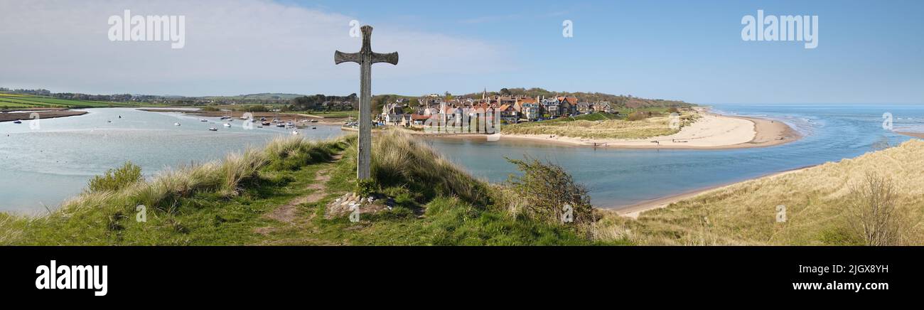 Cruz de madera y vista de Alnmouth y playa de Alnmouth en la marea alta, Alnmouth, Northumberland, Inglaterra, Reino Unido, Europa Foto de stock