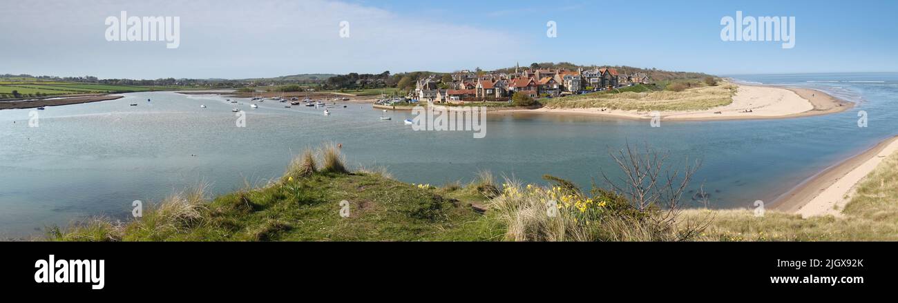 Vista de Alnmouth y Alnmouth Beach en la marea alta, Alnmouth, Northumberland, Inglaterra, Reino Unido, Europa Foto de stock