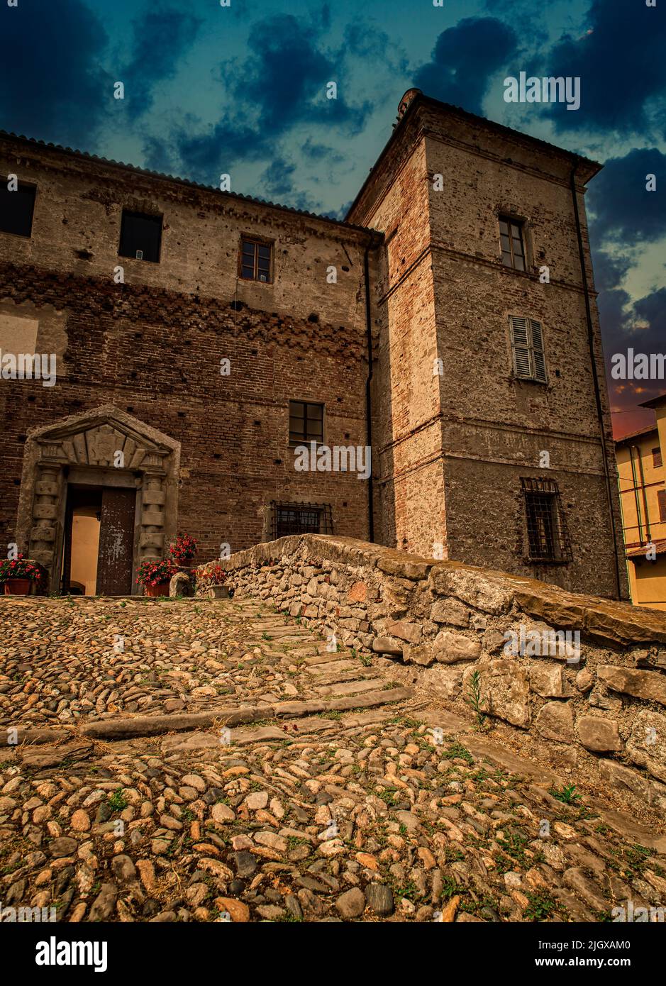 Italia Piamonte Langhe Saliceto Castello dei Marchesi del Carretto a Saliceto Foto de stock