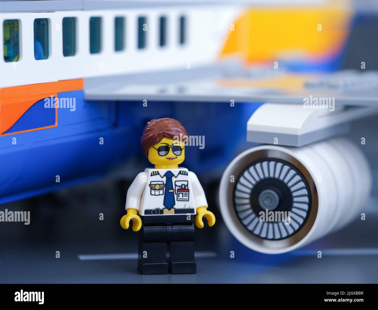 Tambov, Federación de Rusia - 30 de junio de 2022 Un minivuelo de piloto Lego frente a un avión de pasajeros en un aeropuerto. Foto de stock