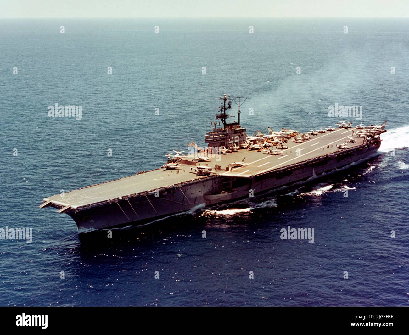 USS Correstal (CVA-59) en marcha en el mar el 31 de mayo de 1962 Foto de stock