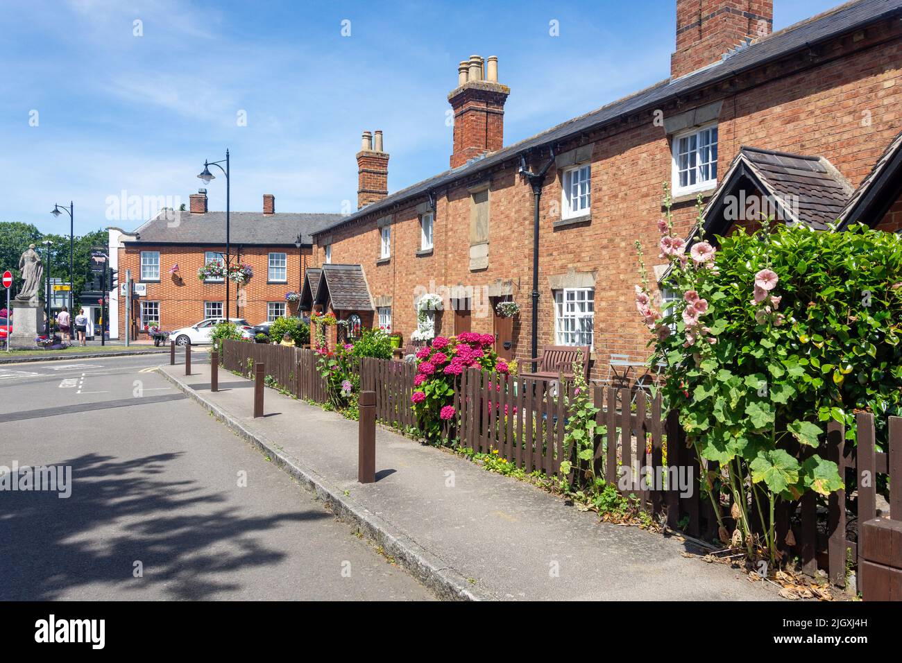 Fila de casas en la plaza, Dunchurch, Warwickshire, Inglaterra, Reino Unido Foto de stock