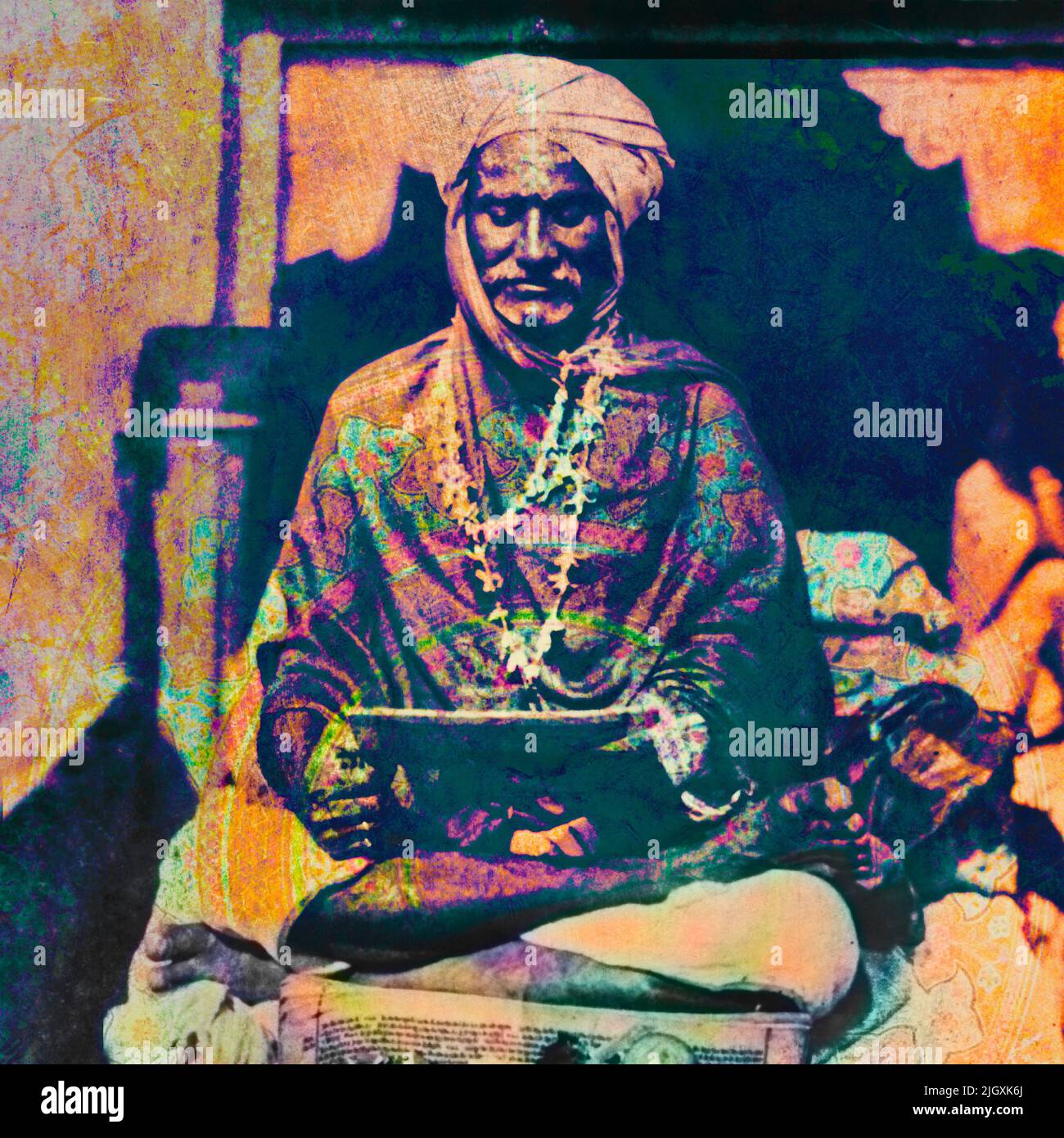 Arte Digital Fotografía remixed vintage de un hombre santo leyendo texto sagrado en la India. Foto de stock