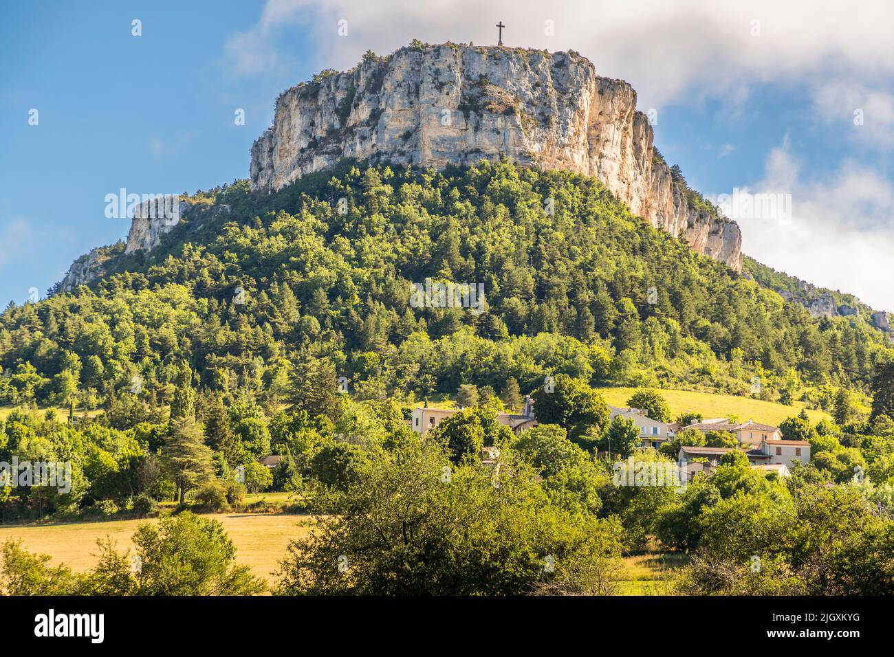 Bajo la roca de Le Vellan se encuentra el pequeño pueblo de Plan-de-Baix (Die, Francia) Foto de stock