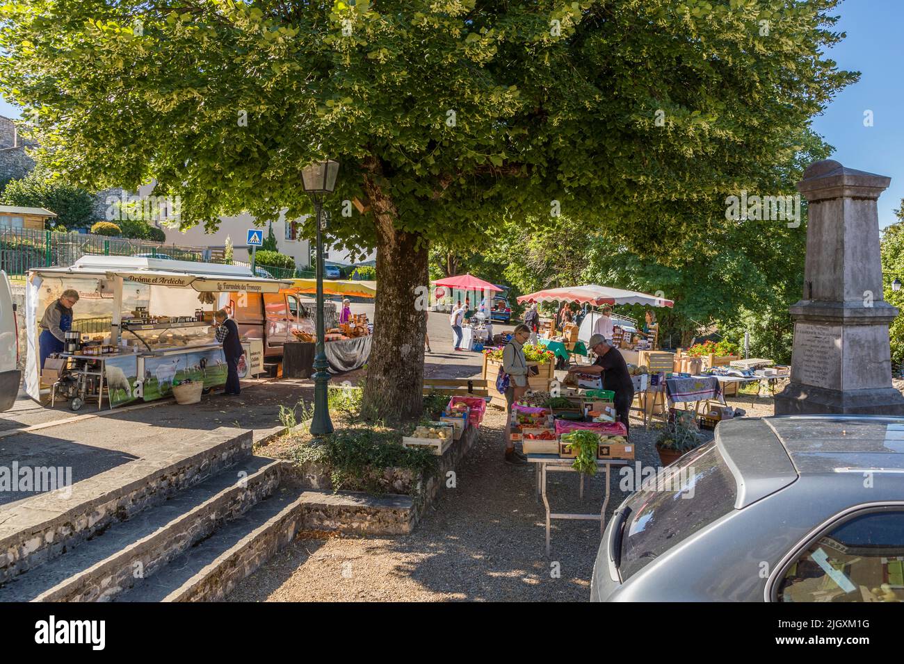Semanalmente se lleva a cabo el mercado del productor en Plan-de-Baix (Die, Francia) Foto de stock