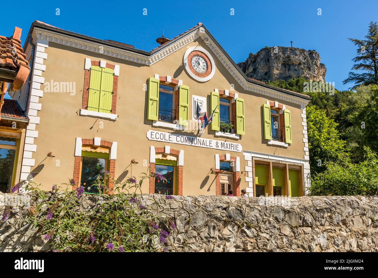 La alcaldía y la escuela de Plan-de-Baix (Die, Francia) se encuentran en la misma casa Foto de stock