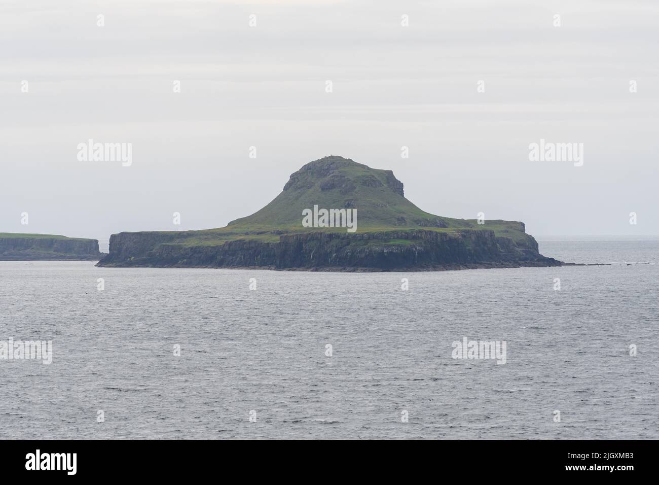 BAC Mòr también conocido como la gorra del holandés, isla en las islas Treshnish, Hébridas Interiores, Escocia, Reino Unido Foto de stock