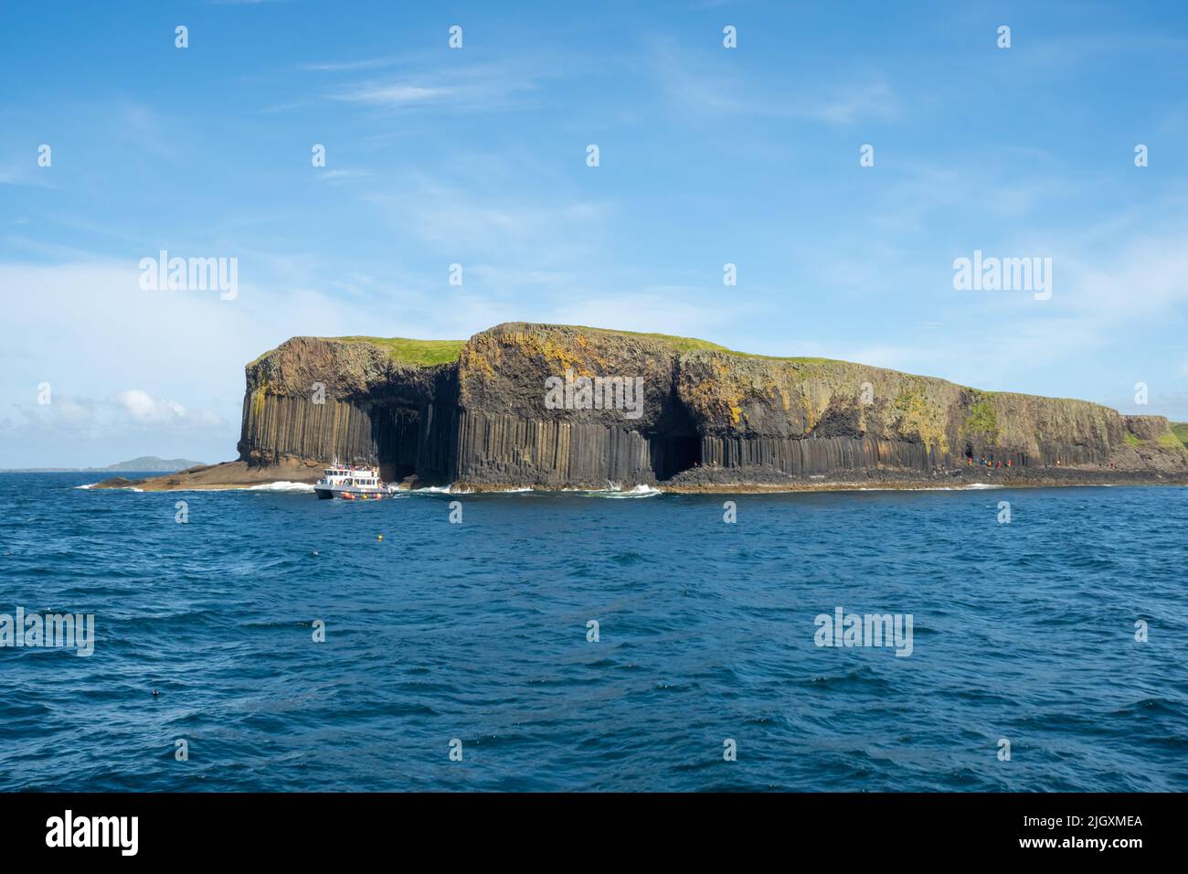 Isla de Staffa (Hébridas Interiores), con entradas a la cueva del barco (izquierda) y a la cueva de Fingal (derecha). Escocia, Reino Unido Foto de stock