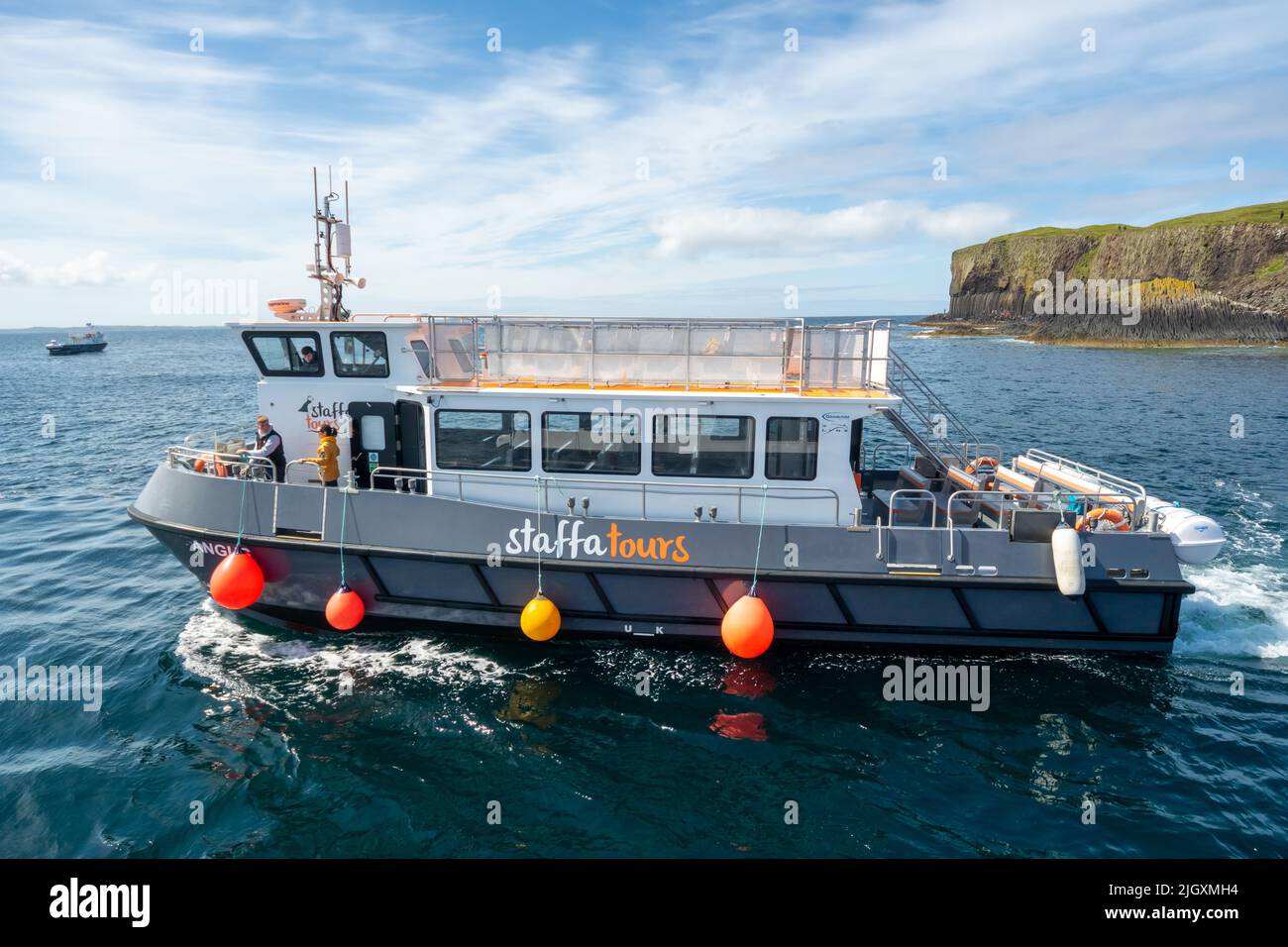 Staffa tours en barco Angus frente a la costa de Staffa, Escocia, Reino Unido Foto de stock