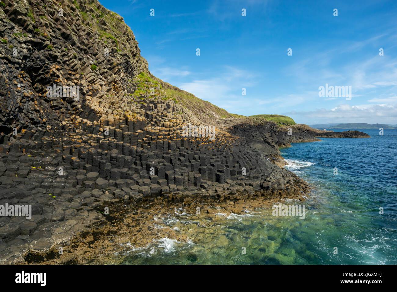 Formaciones de columnas de basalto, basalto columnar o unión columnar en la isla de Staffa, Escocia, Reino Unido Foto de stock