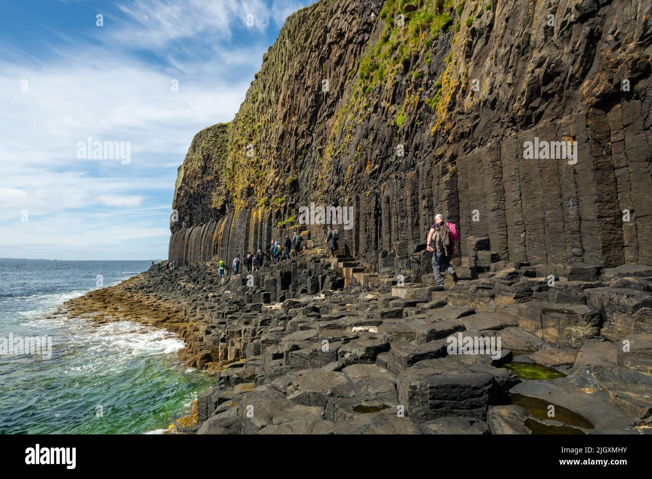 Turistas en la isla de Staffa Exploring, Escocia, Reino Unido Foto de stock