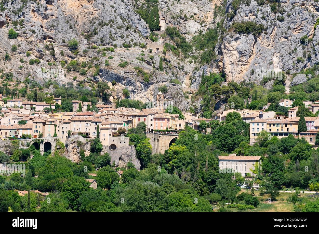 Moustiers-Sainte-Marie, uno de los pueblos más bellos de Francia, Europa Foto de stock