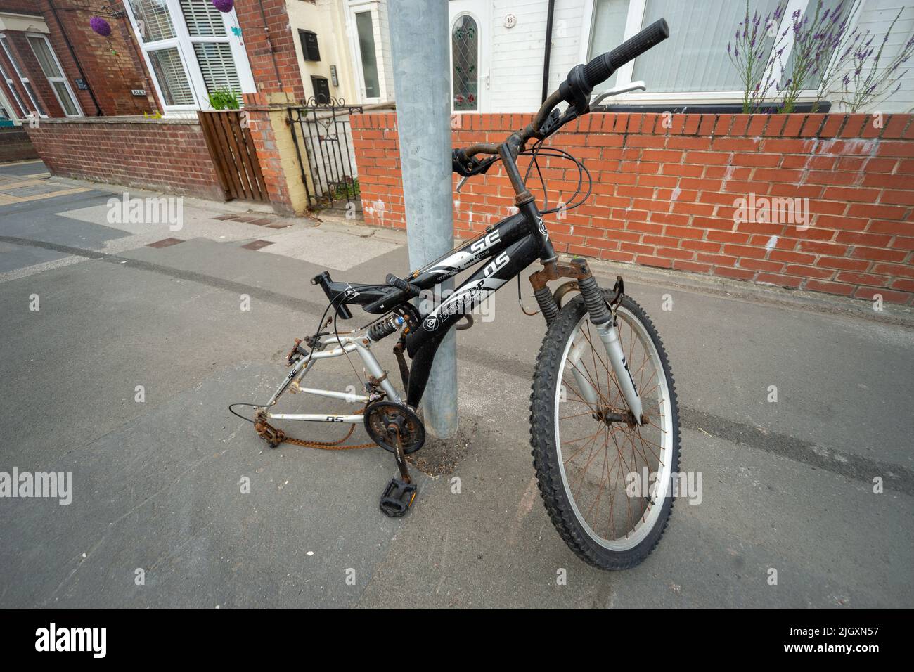 Bicicleta con su rueda trasera ausente, Inglaterra, Reino Unido Foto de stock