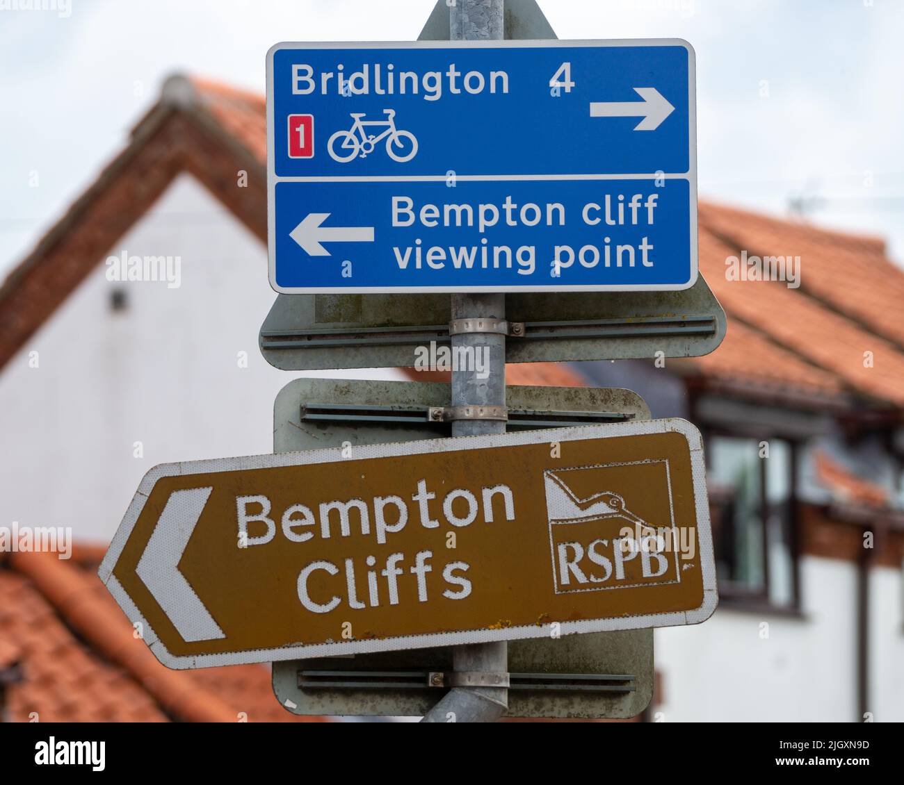 Señalización para Bridlington, RSPB Bempton Cliffs y National Cycle Route 1, Inglaterra, Reino Unido Foto de stock
