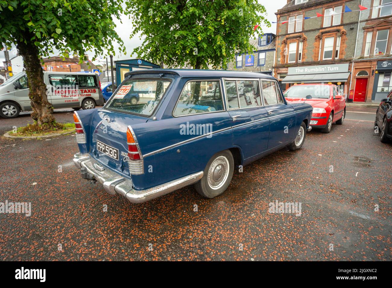 Blue Morris Oxford coche para la venta, estacionado en High Street, Moffat, Escocia, Reino Unido Foto de stock