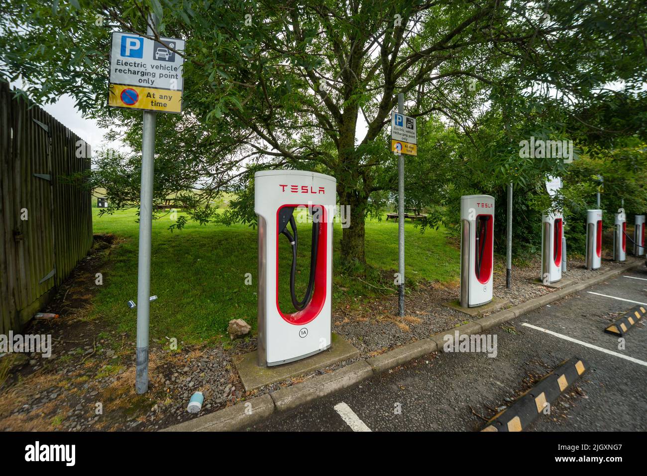 Puntos de carga Tesla Supercharger, Welcome Break Services Abington, Escocia, Reino Unido Foto de stock